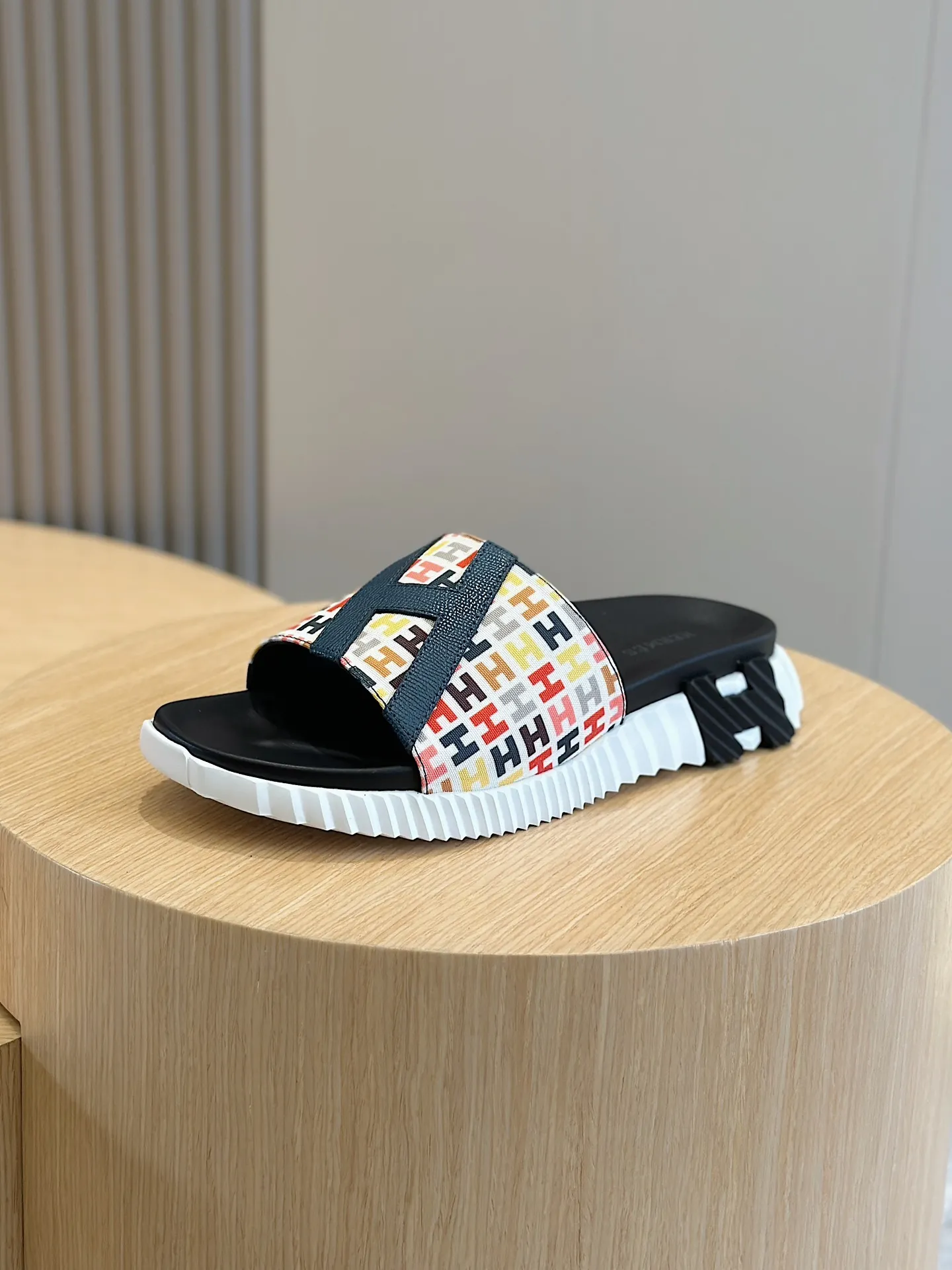[HERMÈS] Top men's shoes 💰: 340💰 Size: 39-44 (38.45 46 custom-made) Herme*H Home Hermès Men's Sandals and Slippers - Original Replica Purchase the original version and make it one to one, the outsole is privately modeled, and the outsole color corresponding to each color is the same as the original version. Come to those who know the stuff 💪 The ultra-light soles are designed in contrasting colors, and they feel so comfortable on your feet! Calfskin, cowhide feet, private mold outsole.